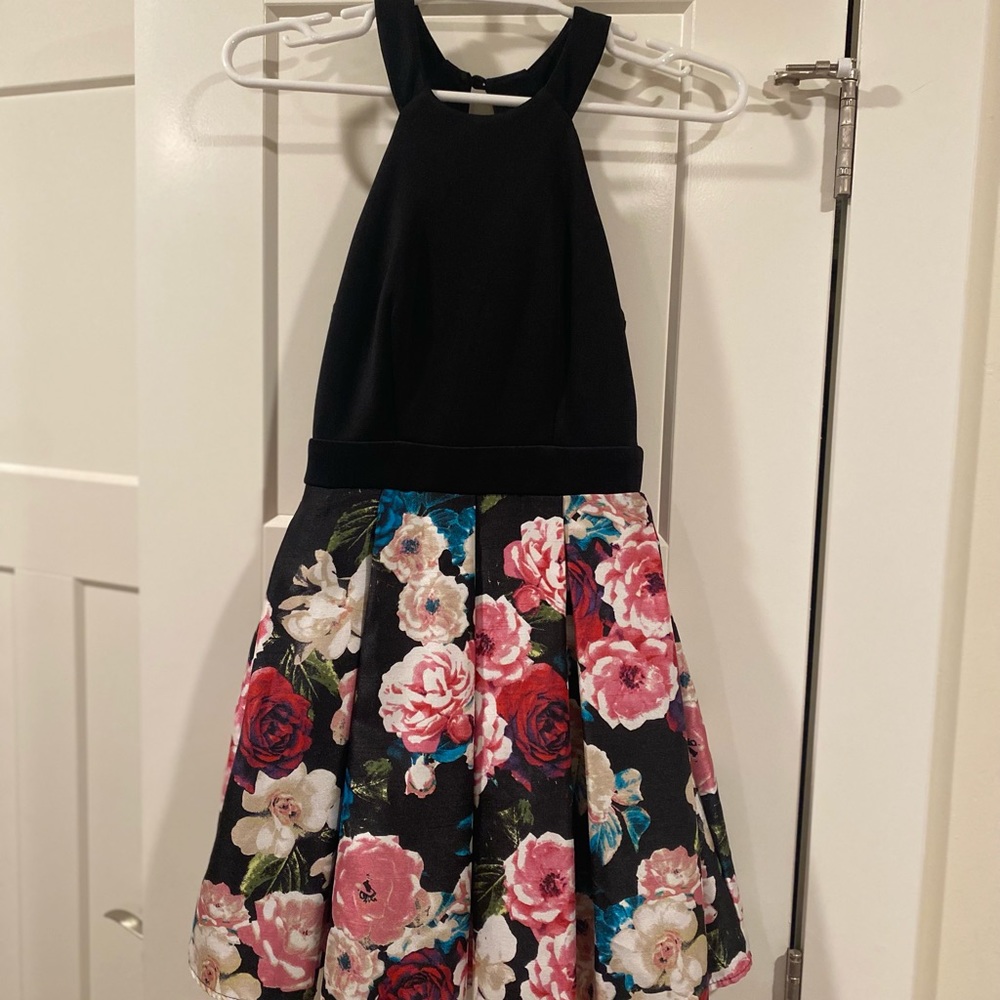 Reese Me short formal dress